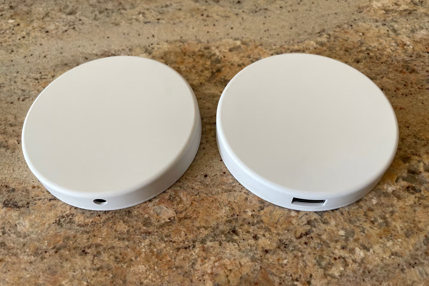 Винахідник створив першу в світі бездротову розетку. Вона передає енергію через вікно